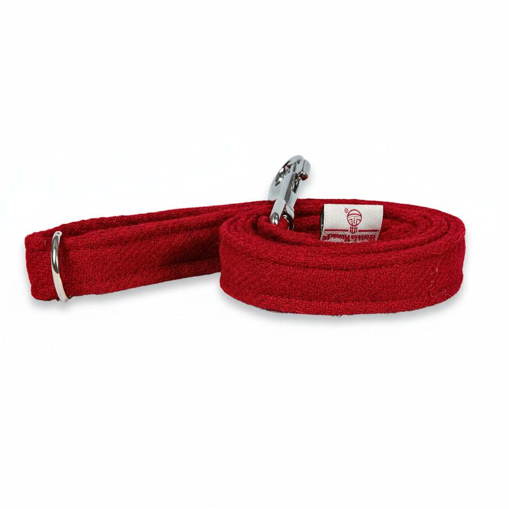 Simply Red Luxury Harris Tweed Hundeleine Handgemacht von Collared Creatures in Großbritannien. Stilvolle maßgeschneiderte Designer Harris Tweed Hundeleine. Heritage Red Tweed. Pair mit einem passenden Harris Tweed Hundehalsband.