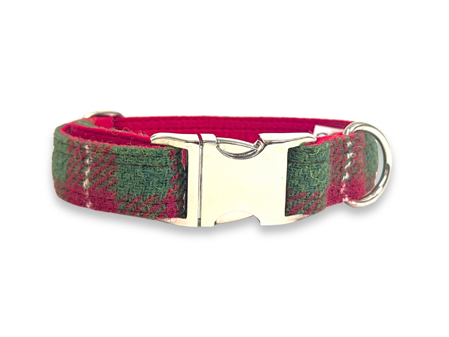 Weihnachten Hundehalsband mit grün und rot karierten Muster und silberne Schnalle auf einem weißen Hintergrund