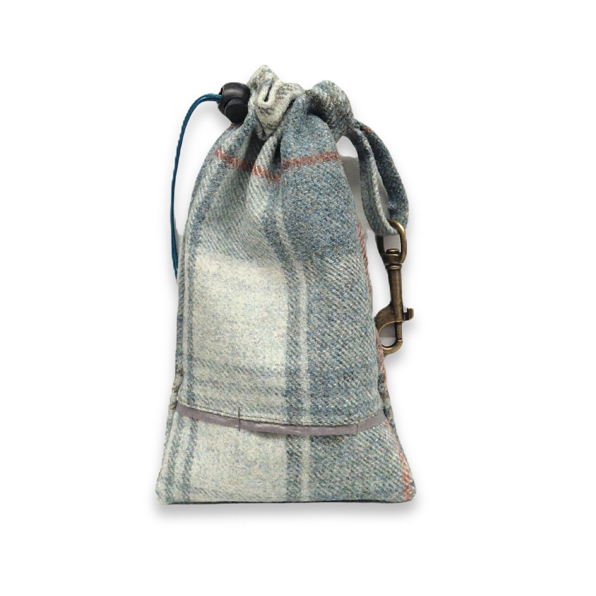 Tweed-Hundeleckerli-Tasche mit integriertem Kackbeutelspender auf weißem Hintergrund