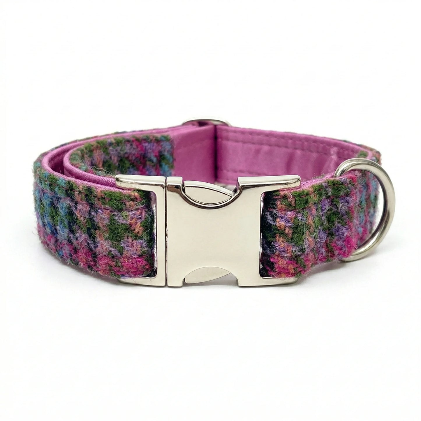Dog collar with kaleidoscope houndstooth pattern on a white background